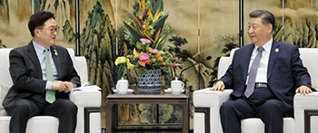 ▲中国ハルビン市内のホテルで習近平・国家主席と会談する禹元植（ウ・ウォンシク）国会議長（左）。7日撮影。／国会議長室