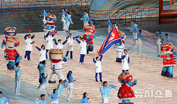 2025ハルビン冬季アジア大会の開会式で入場する北朝鮮