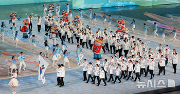 2025ハルビン冬季アジア大会の開会式で入場する韓国選手団