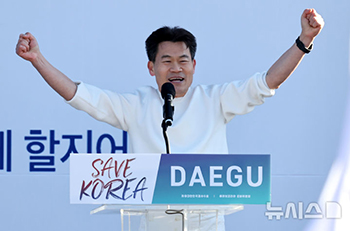 大統領弾劾反対集会を訪れたチョン・ハンギル講師