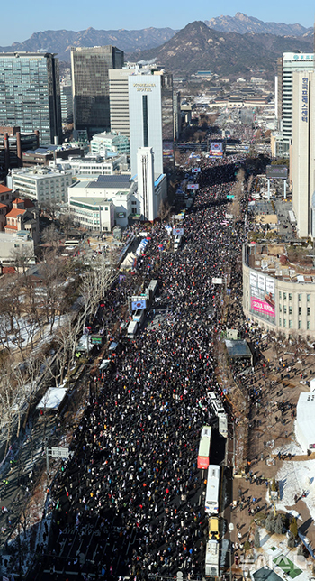 大規模集会を開く「尹錫悦大統領弾劾反対」の市民