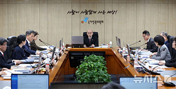 ▲国家人権委員会の第2次全員委員会。2025年2月10日撮影。／共同取材