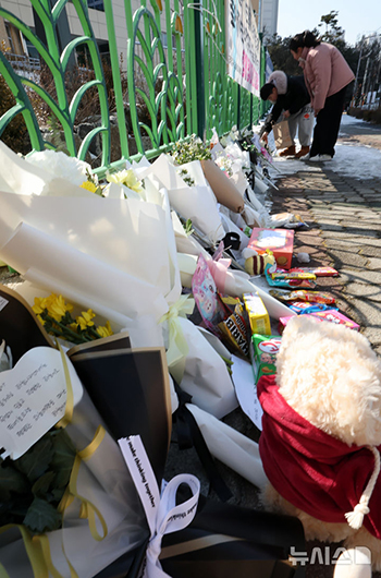 児童殺害事件の犠牲者を追悼する市民