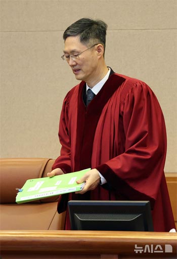 ▲文炯培・憲法裁判所長権限代行。2025.02.11
