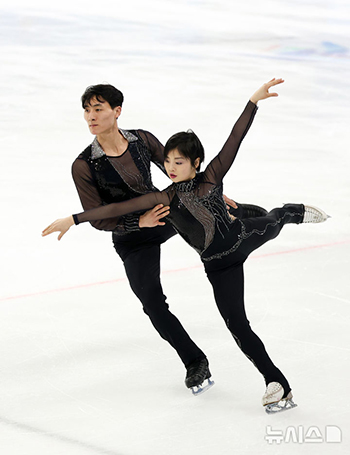 フィギュア：ペアの演技を披露する北朝鮮の廉大鈺とハン・クムチョル＝冬季アジア大会