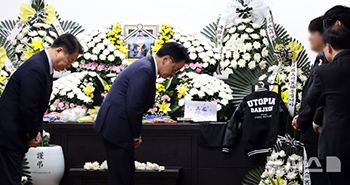 児童殺害事件の犠牲者を弔問する崔相穆権限代行