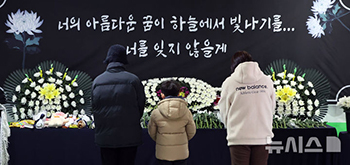 小学校に整えられた焼香所を訪れた市民