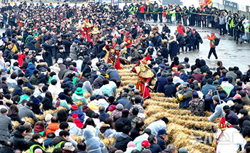 旧暦小正月に合わせて「道州綱引き」
