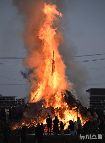小正月の「タルチプ焼き」で燃え上がる炎　／蔚山