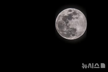 小正月に浮かんだ「まんまるお月様」　／ソウル
