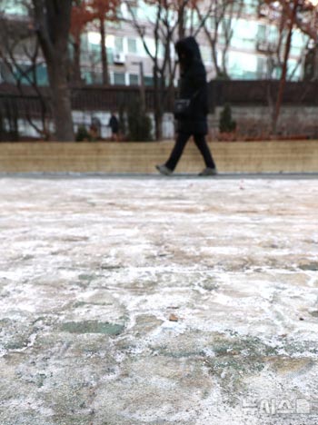 スケートリンクのように氷が張った道　／ソウル