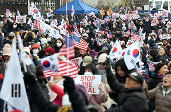 ▲ソウル市竜山区の大統領公邸付近で新自由連帯などのメンバーらが大統領を守るための集会を開いている。先月14日撮影。／news 1