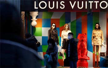 ▲ソウル市内のデパートのルイ・ヴィトン前にできた入店待ちの行列。／news 1