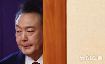 尹錫悦大統領、弾劾審判の8回目の弁論に出席