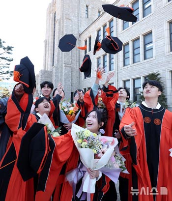 学士帽を投げて卒業を祝賀