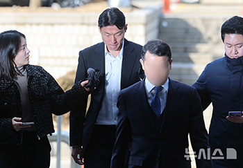 違法撮影等の裁判で判決の言い渡しを受けに来た黄義助