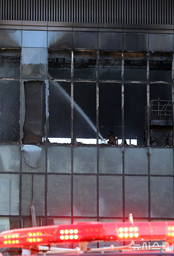 複合リゾート火災現場で残火処理　＝釜山
