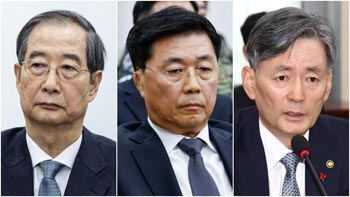 ▲憲法裁判所では14日、韓悳洙（ハン・ドクス）首相、洪壮源（ホン・ジャンウォン）前国家情報院第1次長、趙志浩（チョ・ジホ）警察庁長＝写真左から＝を尹錫悦（ユン・ソンニョル）大統領弾劾審判の追加証人に採択した。写真＝news 1