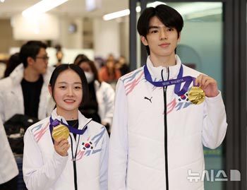 フィギュア：金メダルを披露する車俊煥と金彩然＝冬季アジア大会