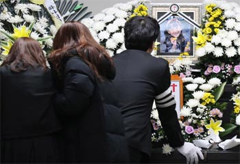 ▲14日午前、大田市西区の建陽大学病院葬儀場で、キム・ハヌルさんの出棺式が執り行われた。写真＝news 1