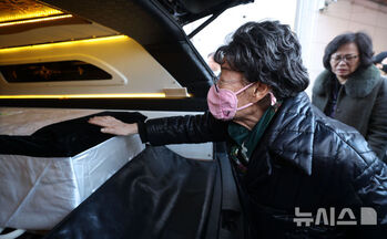 吉元玉さんに別れ告げる日本軍慰安婦被害者の李容洙さん