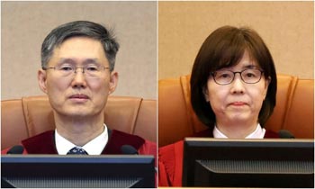 ▲文炯培憲法裁判所長権限代行と李美善憲法裁判官。／写真＝写真共同取材団