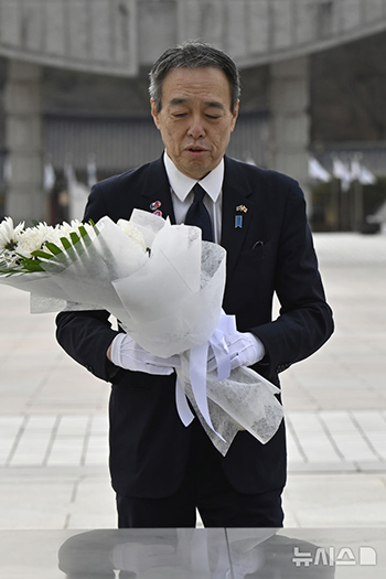 民主墓地を訪れた水嶋光一駐韓日本大使