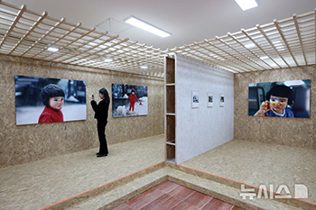 韓国では初の個展を開く「未来ちゃん」の写真家・川島小鳥