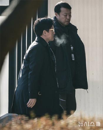 ▲「公捜処令状ショッピング問題」の中、出勤する呉東運（オ・ドンウン）公捜処長