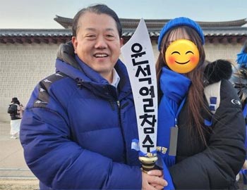 共に民主・金炳周議員、「尹錫悦を斬首せよ」とシュプレヒコールを上げる市民と写真撮影