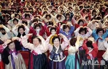 晩学の徒が迎えた美しい卒業式