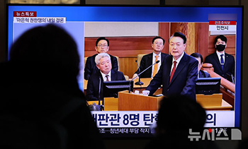 「尹大統領　弾劾審判で最終弁論」…ニュースに見入る人々　／ソウル