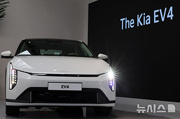 起亜自動車　新型電気自動車「EV4」公開