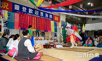 「豊漁祈願」チルモリ堂霊登歓迎祭＝済州