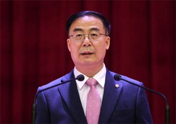 韓国選管事務総長が「携帯サブ機」で選挙前に政治家と連絡のやりとり、公正性をどう信じろと言うのか【3月4日付社説】