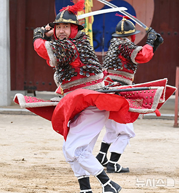 華城行宮で披露される「武芸二十四技」公演