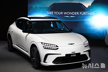 現代自動車「ジェネシス」新型GV6公開　／ソウル