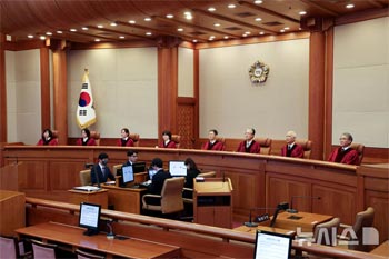 何のため？　誰と連絡？　韓国憲法裁の裁判官・事務総長・事務処長・広報官・企画調整室長計12人も「携帯サブ機」使用