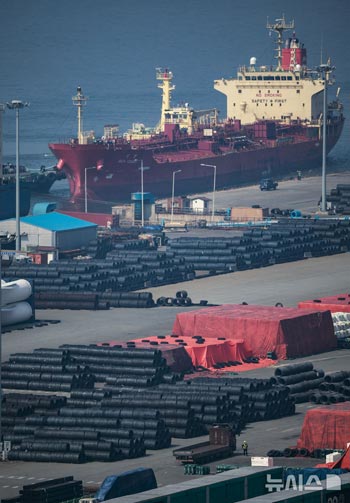 トランプ政権、鉄鋼・アルミニウムの25％関税を強行