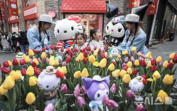 エバーランドのチューリップ祭り、サンリオのキャラクターと共に