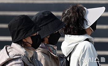 「粒子状物質非常低減措置発令」…マスクを着用した市民