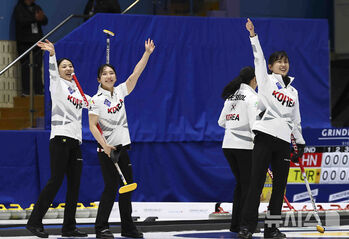 韓日戦に勝利した韓国女子カーリングチーム