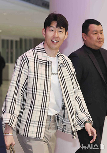 サッカー：ソン・フンミン　笑顔で帰国