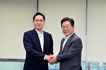 写真＝共同取材