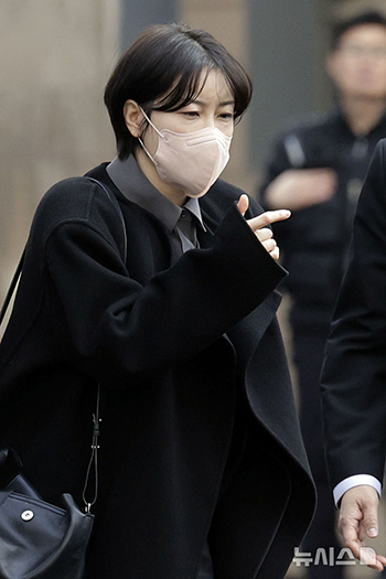 公判を終えて裁判所から移動するムン・ダヘ氏