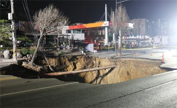 ▲24日午後6時29分ごろ、道路陥没事故が発生したソウル市江東区の大明小学校近くにある交差点。写真＝聯合ニュース
