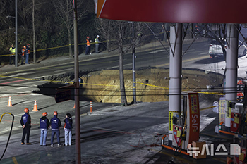 韓国で大規模な道路陥没発生　／ソウル