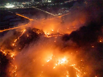 ▲25日、延焼が続く慶尚北道安東市南先面近くの山。写真＝聯合ニュース