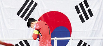 ▲25日、水原ワールドカップ・スタジアムで、2026国際サッカー連盟（FIFA）ワールドカップ（W杯）北中米大会アジア最終予選の韓国対ヨルダンが行われ、1－1で引き分けた。写真は同日、韓国代表チームのキャプテンを務めるソン・フンミンが顔を覆って悔しがる様子。写真＝聯合ニュース