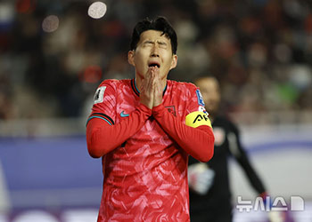 サッカー：引き分けて顔を覆う韓国代表ソン・フンミン＝W杯アジア最終予選
